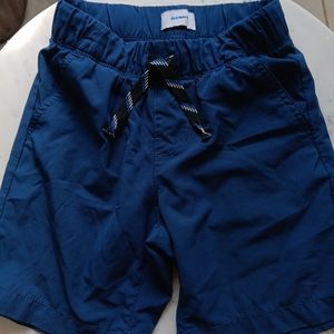 Old Navy boys sport shorts, size 5T in navy blue.